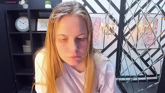 Snapshot of JadeSoft chatting on February 7, 2025, 8:31 pm JadeSoft online show from February 7, 2025, 8:31 pm