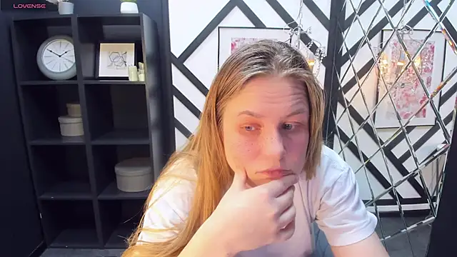 Snapshot of JadeSoft chatting on February 7, 2025, 11:34 pm JadeSoft online show from February 7, 2025, 11:34 pm