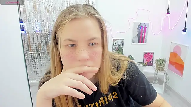 Snapshot of JadeSoft chatting on February 21, 2025, 8:49 pm JadeSoft online show from February 21, 2025, 8:49 pm