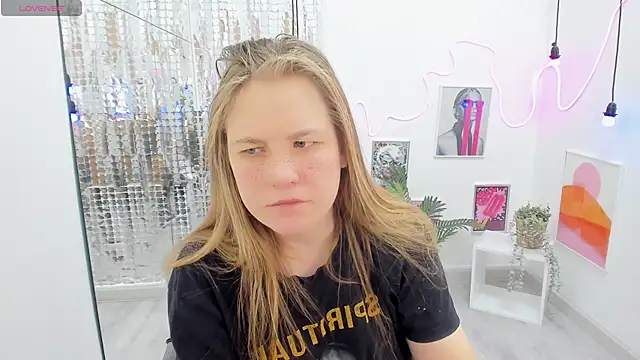 Snapshot of JadeSoft chatting on February 22, 2025, 3:01 am JadeSoft online show from February 22, 2025, 3:01 am