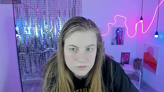 Snapshot of JadeSoft chatting on February 26, 2025, 9:16 pm JadeSoft online show from February 26, 2025, 9:16 pm