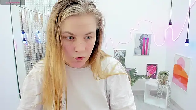 Snapshot of JadeSoft chatting on March 4, 2025, 8:49 pm JadeSoft online show from March 4, 2025, 8:49 pm