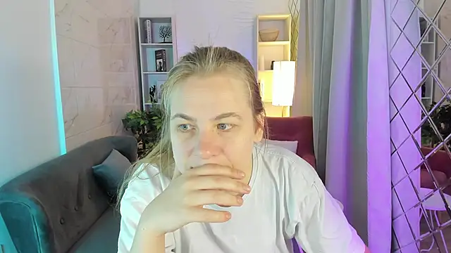 Snapshot of JadeSoft chatting on September 24, 2025, 8:23 pm JadeSoft online show from September 24, 2025, 8:23 pm