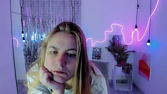 Snapshot of JadeSoft chatting on October 3, 2025, 8:28 pm JadeSoft online show from October 3, 2025, 8:28 pm