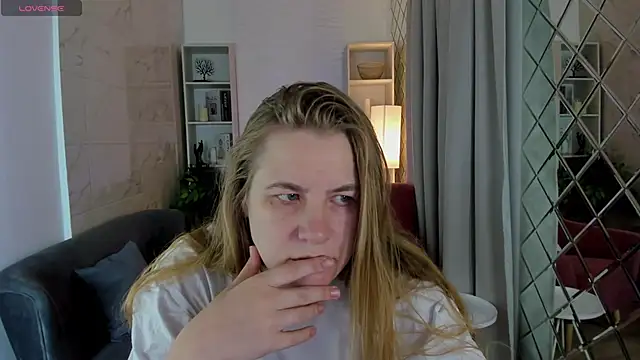 Snapshot of JadeSoft chatting on October 10, 2025, 8:30 pm JadeSoft online show from October 10, 2025, 8:30 pm