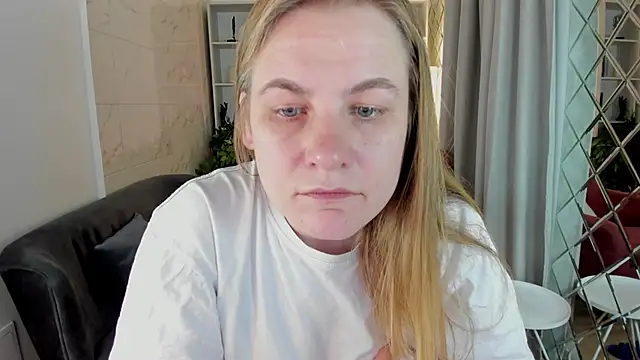 Snapshot of JadeSoft chatting on October 18, 2025, 8:53 pm JadeSoft online show from October 18, 2025, 8:53 pm