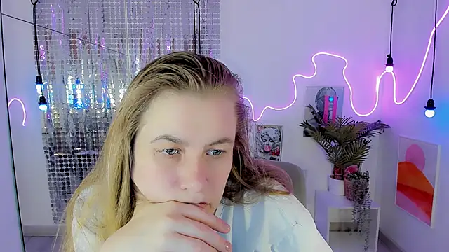 Snapshot of JadeSoft chatting on October 24, 2025, 8:27 pm JadeSoft online show from October 24, 2025, 8:27 pm