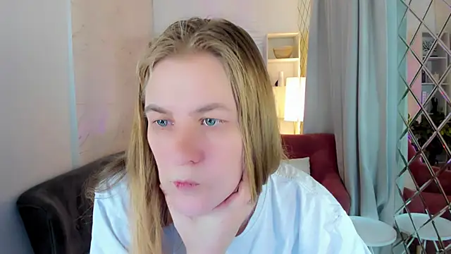 Snapshot of JadeSoft chatting on November 12, 2025, 8:41 pm JadeSoft online show from November 12, 2025, 8:41 pm