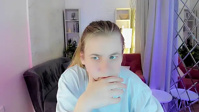 Snapshot of JadeSoft chatting on November 19, 2025, 9:15 pm JadeSoft online show from November 19, 2025, 9:15 pm