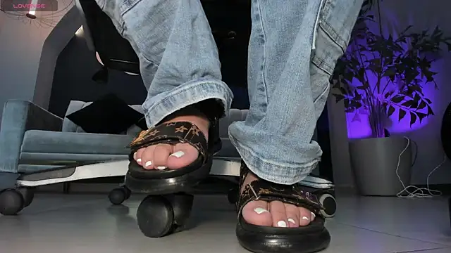 Snapshot of MartinnaBonnet chatting on February 4, 2025, 10:32 am MartinnaBonnet online show from February 4, 2025, 10:32 am