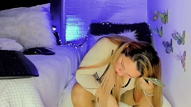 AndreaLombana online show from January 14, 2025, 7:43 pm