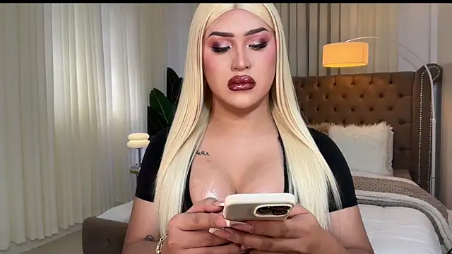 Snapshot of Your_Majesty_Tyra chatting on January 22, 2025, 5:37 am Your Majesty Tyra online show from January 22, 2025, 5:37 am
