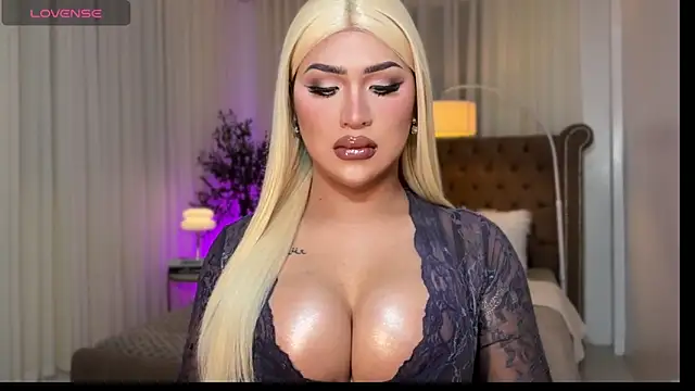 Snapshot of Your_Majesty_Tyra chatting on November 15, 2025, 4:32 am Your Majesty Tyra online show from November 15, 2025, 4:32 am