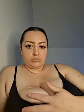 Snapshot of mihaelaa chatting on October 22, 2025, 3:01 pm mihaelaa online show from October 22, 2025, 3:01 pm