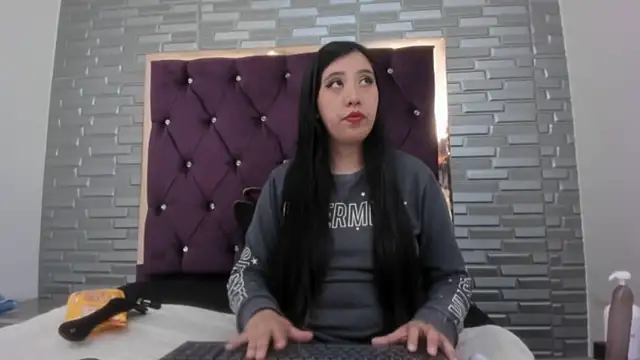 AntoneellaF online show from March 17, 2025, 11:00 pm