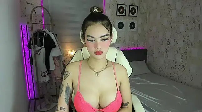 Snapshot of AlexandraMooree chatting on February 8, 2025, 7:04 am AlexandraMooree online show from February 8, 2025, 7:04 am