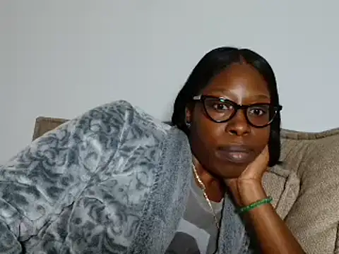 Snapshot of MadamIndigo chatting on November 19, 2025, 4:01 am MadamIndigo online show from November 19, 2025, 4:01 am