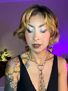 Snapshot of Cinamoonn chatting on October 7, 2025, 6:27 pm Cinamoonn online show from October 7, 2025, 6:27 pm