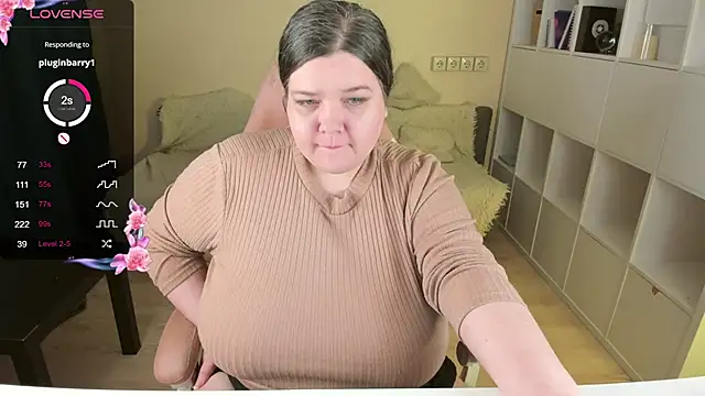 Snapshot of PlumPie chatting on November 8, 2025, 11:03 pm PlumPie online show from November 8, 2025, 11:03 pm