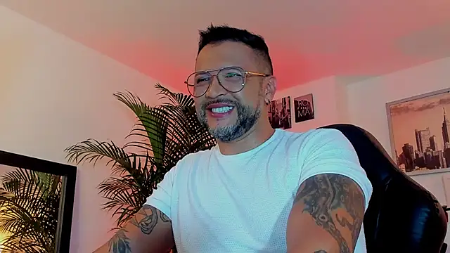 Snapshot of MrFrank_tattoo chatting on December 2, 2024, 12:52 am MrFrank tattoo online show from December 2, 2024, 12:52 am