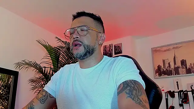 Snapshot of MrFrank_tattoo chatting on December 2, 2024, 3:58 am MrFrank tattoo online show from December 2, 2024, 3:58 am