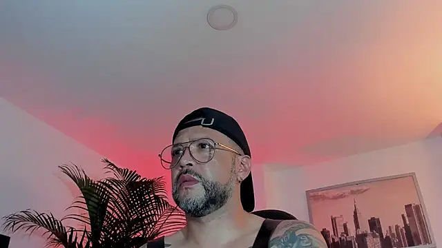 Snapshot of MrFrank_tattoo chatting on December 4, 2024, 1:36 am MrFrank tattoo online show from December 4, 2024, 1:36 am