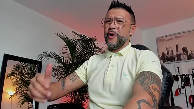 Snapshot of MrFrank_tattoo chatting on December 9, 2024, 6:35 pm MrFrank tattoo online show from December 9, 2024, 6:35 pm