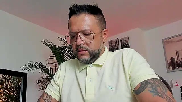 Snapshot of MrFrank_tattoo chatting on December 9, 2024, 9:37 pm MrFrank tattoo online show from December 9, 2024, 9:37 pm