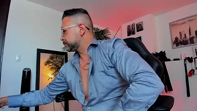 Snapshot of MrFrank_tattoo chatting on December 18, 2024, 3:22 pm MrFrank tattoo online show from December 18, 2024, 3:22 pm