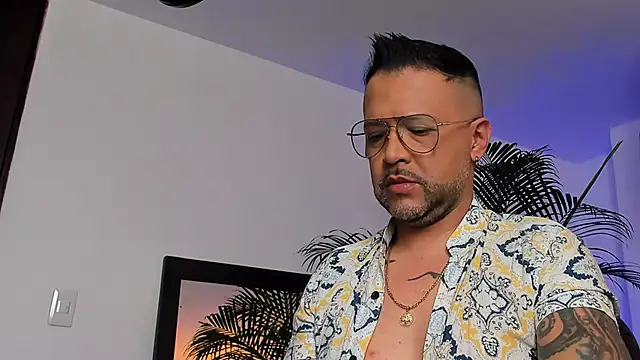 Snapshot of MrFrank_tattoo chatting on January 15, 2025, 3:39 pm MrFrank tattoo online show from January 15, 2025, 3:39 pm