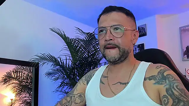 Snapshot of MrFrank_tattoo chatting on January 21, 2025, 12:25 am MrFrank tattoo online show from January 21, 2025, 12:25 am