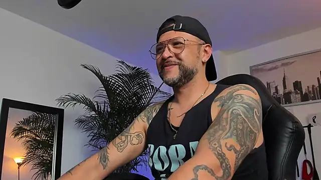 Snapshot of MrFrank_tattoo chatting on January 29, 2025, 4:08 pm MrFrank tattoo online show from January 29, 2025, 4:08 pm