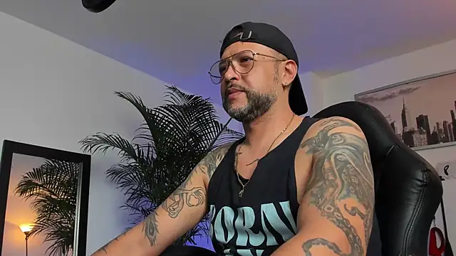 Snapshot of MrFrank_tattoo chatting on January 29, 2025, 7:11 pm MrFrank tattoo online show from January 29, 2025, 7:11 pm