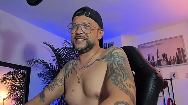 Snapshot of MrFrank_tattoo chatting on January 30, 2025, 1:22 am MrFrank tattoo online show from January 30, 2025, 1:22 am