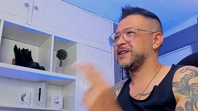 Snapshot of MrFrank_tattoo chatting on March 15, 2025, 7:16 pm MrFrank tattoo online show from March 15, 2025, 7:16 pm