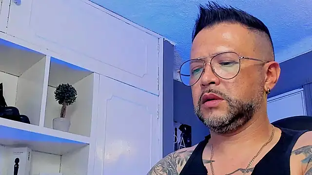 Snapshot of MrFrank_tattoo chatting on March 15, 2025, 10:22 pm MrFrank tattoo online show from March 15, 2025, 10:22 pm