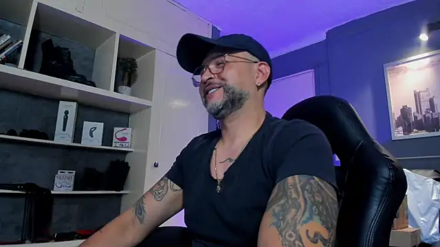 Snapshot of MrFrank_tattoo chatting on September 11, 2025, 1:06 am MrFrank tattoo online show from September 11, 2025, 1:06 am