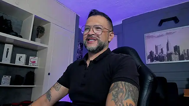 Snapshot of MrFrank_tattoo chatting on October 2, 2025, 10:17 pm MrFrank tattoo online show from October 2, 2025, 10:17 pm