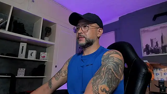 Snapshot of MrFrank_tattoo chatting on October 18, 2025, 1:19 am MrFrank tattoo online show from October 18, 2025, 1:19 am