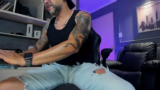 Snapshot of MrFrank_tattoo chatting on November 11, 2025, 2:22 am MrFrank tattoo online show from November 11, 2025, 2:22 am