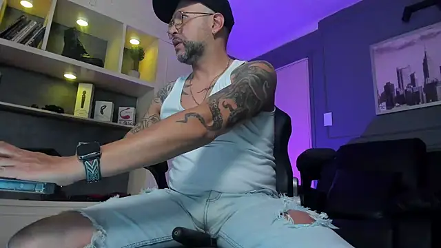 Snapshot of MrFrank_tattoo chatting on November 20, 2025, 10:31 pm MrFrank tattoo online show from November 20, 2025, 10:31 pm