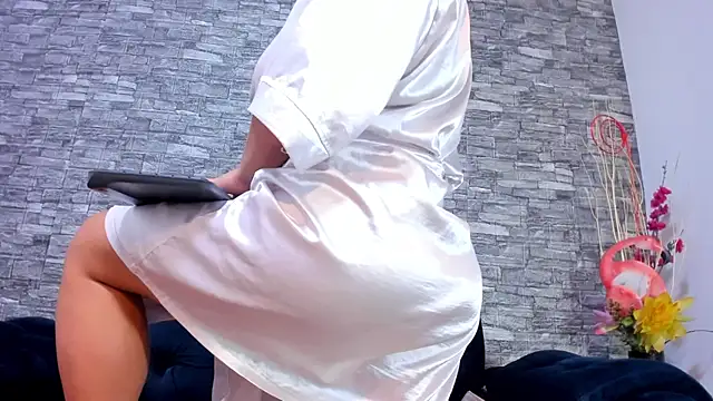 LizzRouse online show from February 9, 2025, 8:33 am