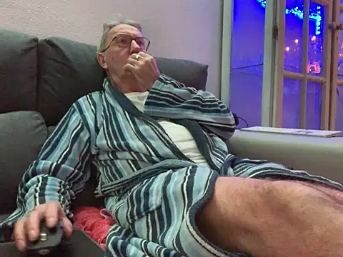 Snapshot of Nudelschwanz chatting on February 3, 2025, 6:17 pm Nudelschwanz online show from February 3, 2025, 6:17 pm