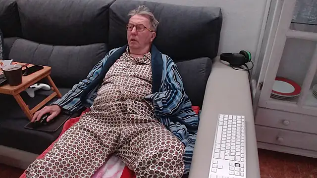 Snapshot of Nudelschwanz chatting on February 3, 2025, 11:26 pm Nudelschwanz online show from February 3, 2025, 11:26 pm