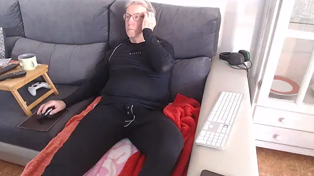 Snapshot of Nudelschwanz chatting on February 4, 2025, 2:10 pm Nudelschwanz online show from February 4, 2025, 2:10 pm