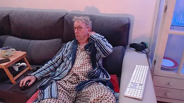 Snapshot of Nudelschwanz chatting on February 4, 2025, 10:02 pm Nudelschwanz online show from February 4, 2025, 10:02 pm