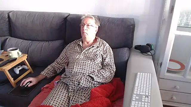 Snapshot of Nudelschwanz chatting on February 5, 2025, 8:11 am Nudelschwanz online show from February 5, 2025, 8:11 am