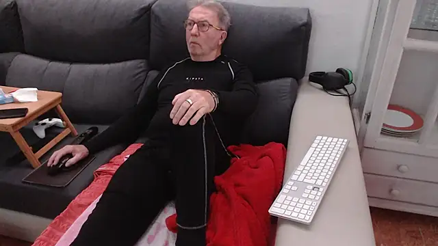Snapshot of Nudelschwanz chatting on February 5, 2025, 5:20 pm Nudelschwanz online show from February 5, 2025, 5:20 pm
