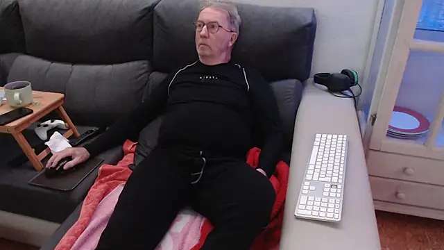 Snapshot of Nudelschwanz chatting on February 6, 2025, 8:13 pm Nudelschwanz online show from February 6, 2025, 8:13 pm