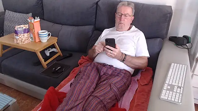 Snapshot of Nudelschwanz chatting on February 7, 2025, 2:47 pm Nudelschwanz online show from February 7, 2025, 2:47 pm